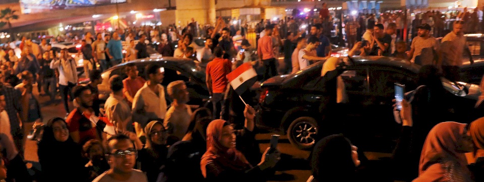 فيديو: مصريون ينزلون إلى الشوارع مطالبين برحيل النظام