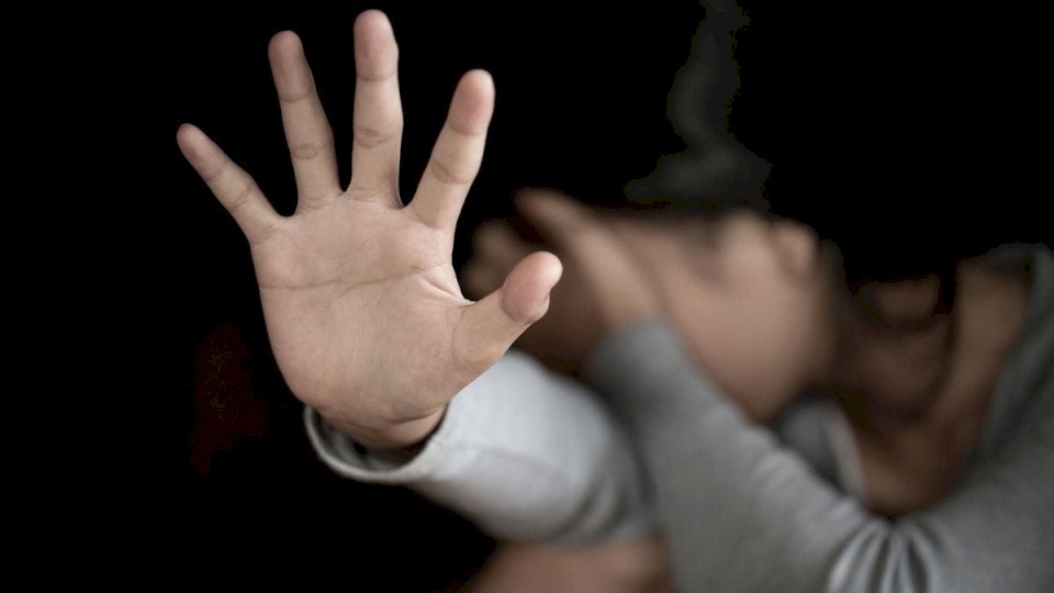 طفلة تطالب الأطباء بتركها تموت إثر تعرضها للاعتداء الجنسي من عائلتها