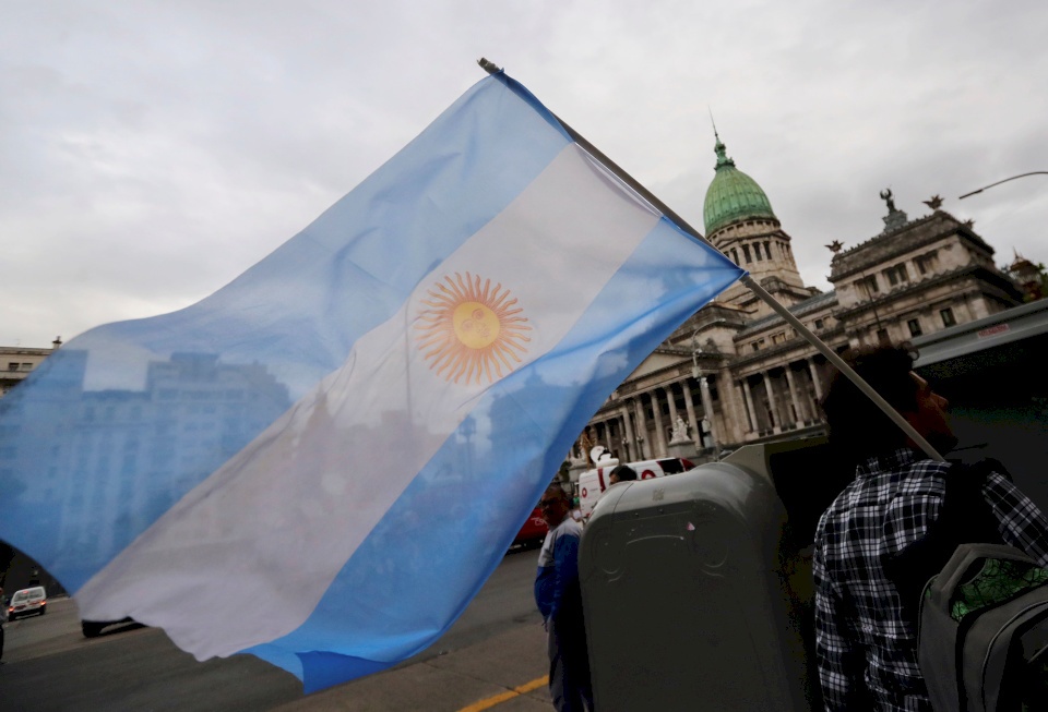 عرض مشهد فاضح على شاشة البرلمان الأرجنتيني
