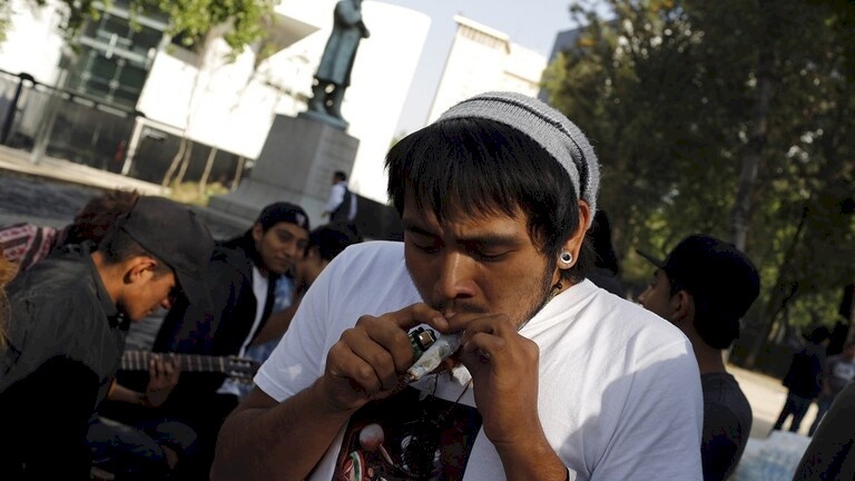 مكسيكيون يتعاطون الماريجوانا قرب مبنى مجلس الشيوخ