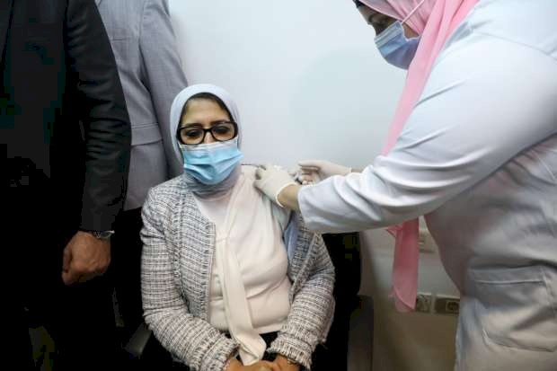 وزيرة الصحة المصرية تتلقى لقاحا صينيا تجريبيا ضد كورونا