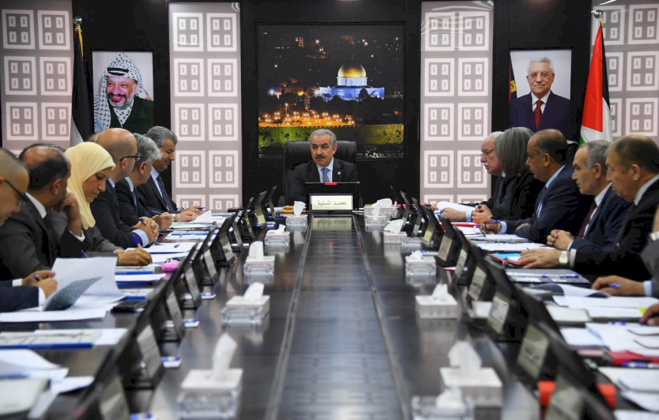 رام الله.. وقفة تطالب بـ"حكومة انتقالية"