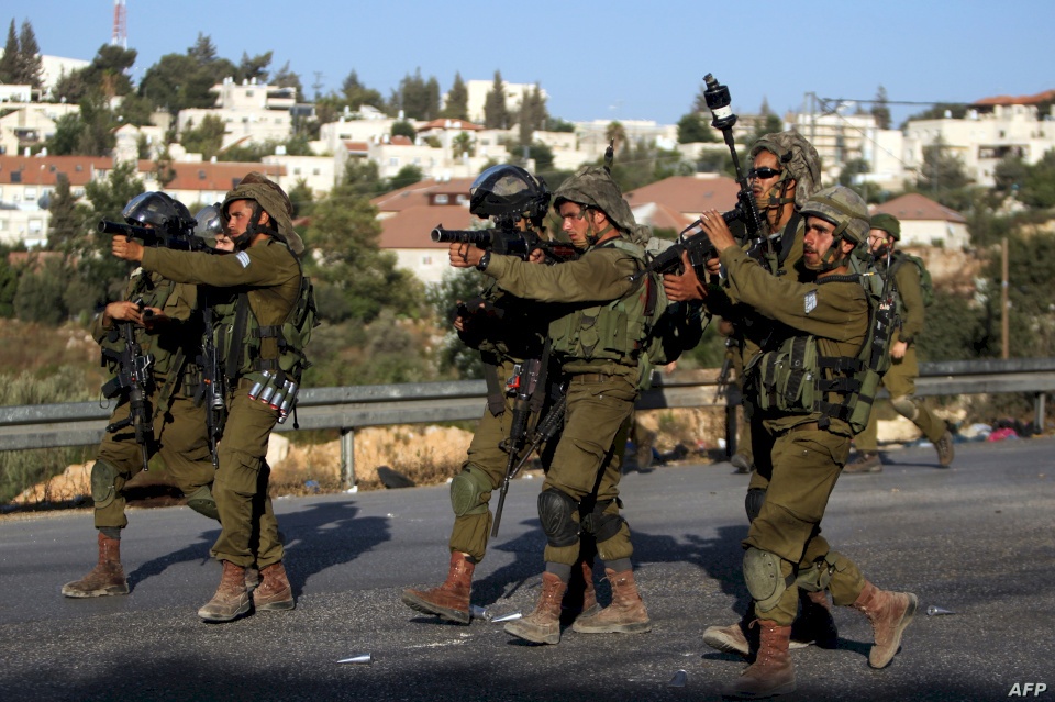 الخليل: الجيش الإسرائيلي يُصيب فتى برصاصة في صدره 