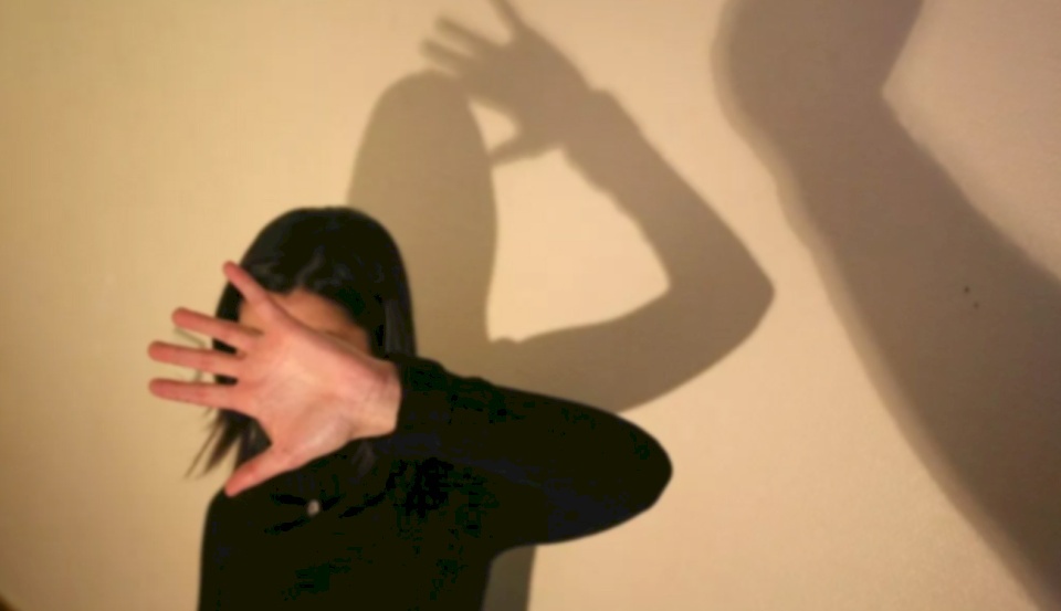 قتل زوجته لأنها منعته من ضرب أطفالها