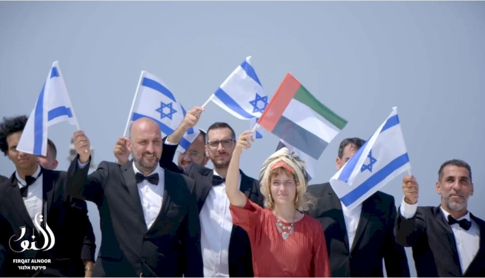 فيديو: نجم عربي يُلحن معزوفة إسرائيلية !