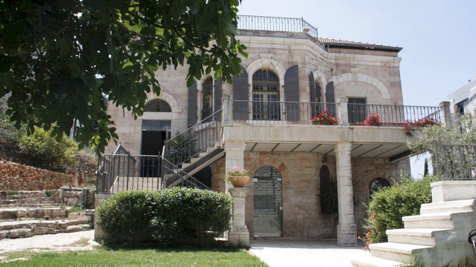 اشتية يتدخل وينهي أزمة مركز خليل السكاكيني