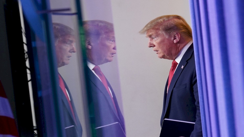 ترامب بدأ يعاني من أعراض كورونا