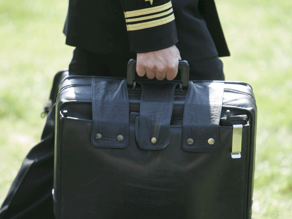 صورة: الحقيبة النووية رافقت ترامب إلى المستشفى!