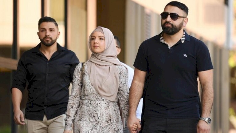 فيديو- سجن أسترالي لكم وداس على رأس امرأة مسلمة حامل