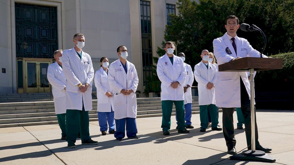 الفريق الطبي لترمب متفائل بحذر.. "لم يخرج بعد من مرحلة الخطر"