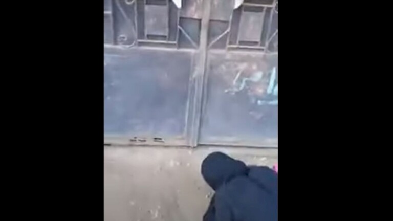 شاهد- أول صورة للسيدة المصرية التي حبسها ابنها لعام كامل داخل منزلها