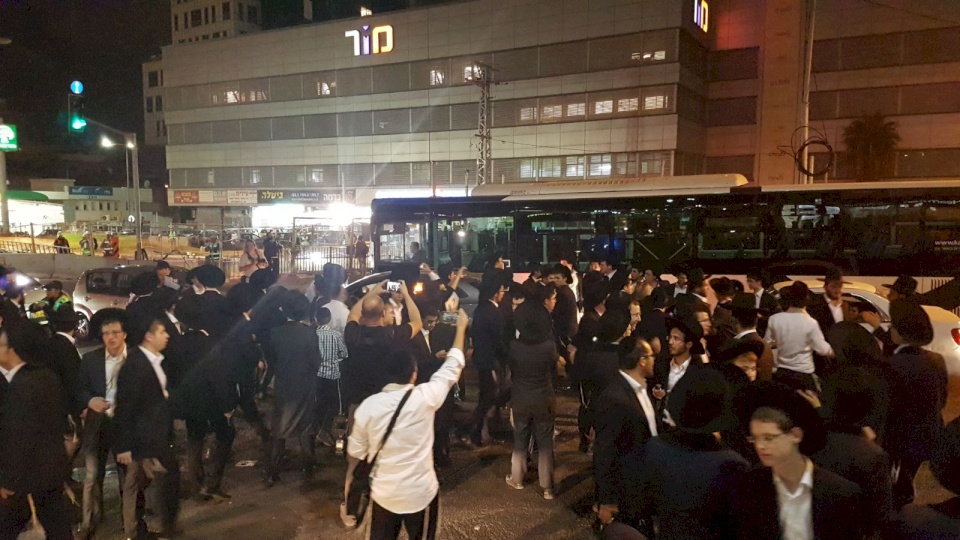 فيديو: متدينون يهود يشتبكون مع الشرطة رفضاً لقيود كورونا