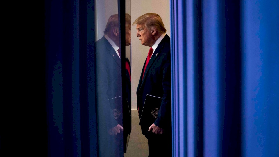 وزير أمريكي سابق: ترامب يدعي إصابته بفيروس كورونا لهذه الأسباب 