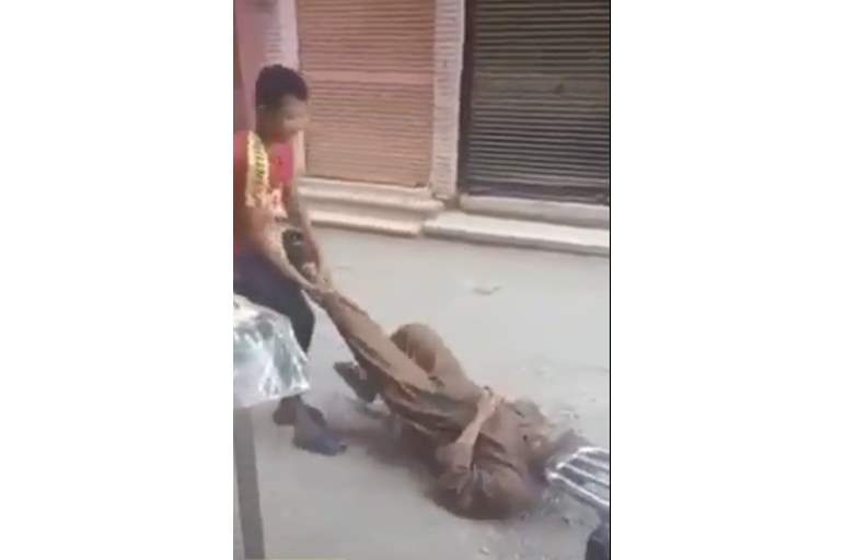فيديو: شاب يسحل عجوزاً في الشارع ويسبب ضجة بمصر