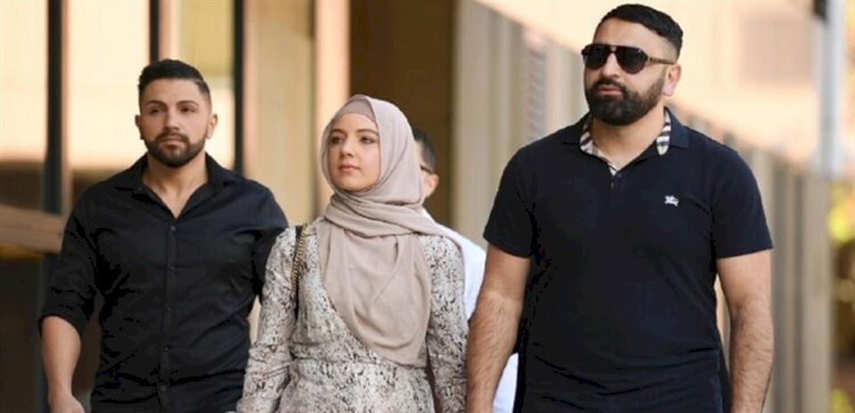أسترالي داس على رأس امرأة مسلمة حامل ولكمها.. هذا كان مصيره