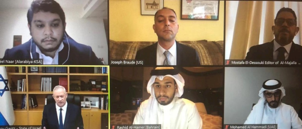 حماس تدين لقاء صحفيين خليجيين بوزير الجيش الإسرائيلي