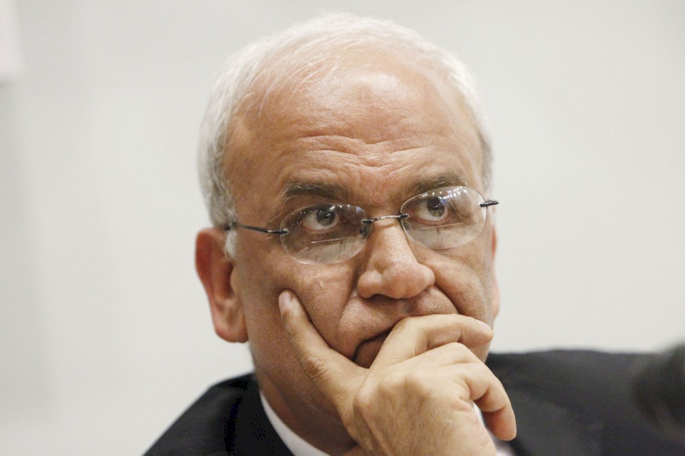 ماذا قال عريقات في أول رد فلسطيني على اساءة بندر بن سلطان؟