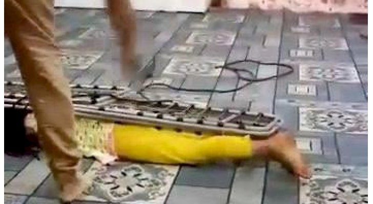 السعودية: القبض على أب عذّب طفلته ووثق تعذيبها بالفيديو