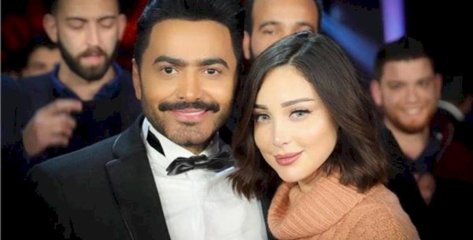 فيديو- تامر حسني ينفعل على معجب اقترب من زوجته