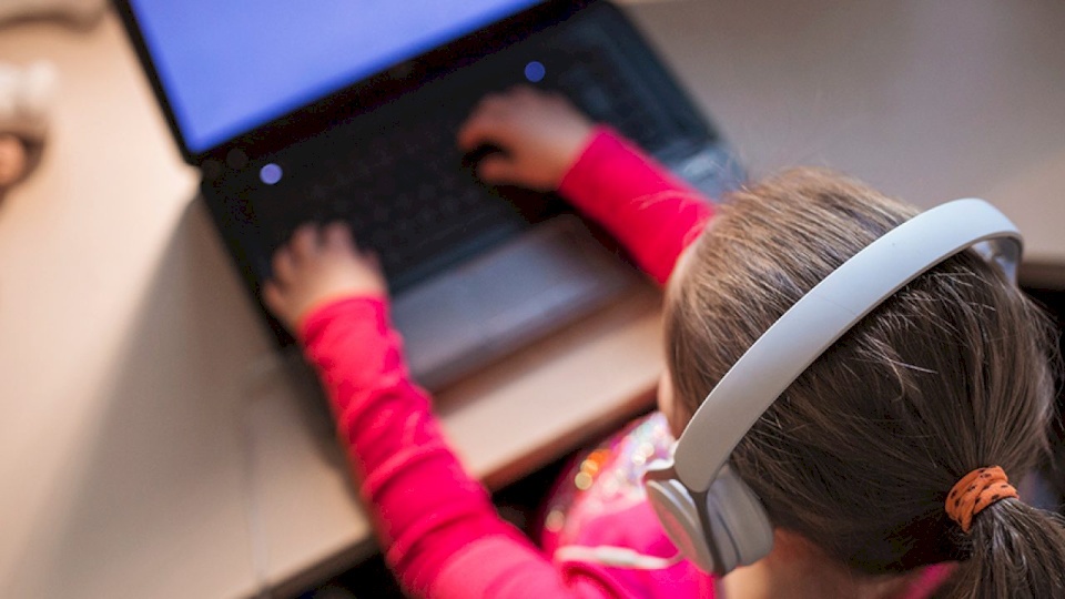 انتحار طفل إيراني لعدم امتلاكه هاتفاً ذكياً يتلقى من خلاله دروسه عن بعد!