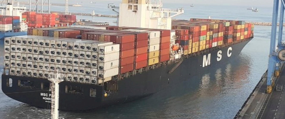 أول سفينة شحن إماراتية تصل ميناء حيفا