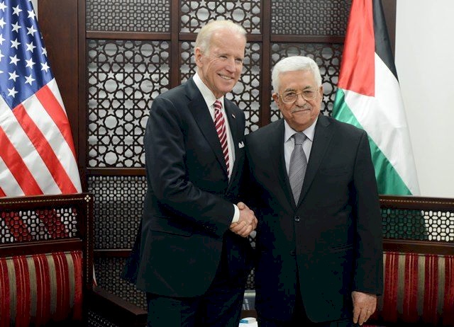 الإعلام العبري: أبو مازن يفتح قناة اتصال مع منافس ترامب