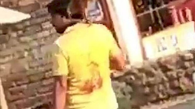 هندي يقطع رأس زوجته ويسير به في الشارع