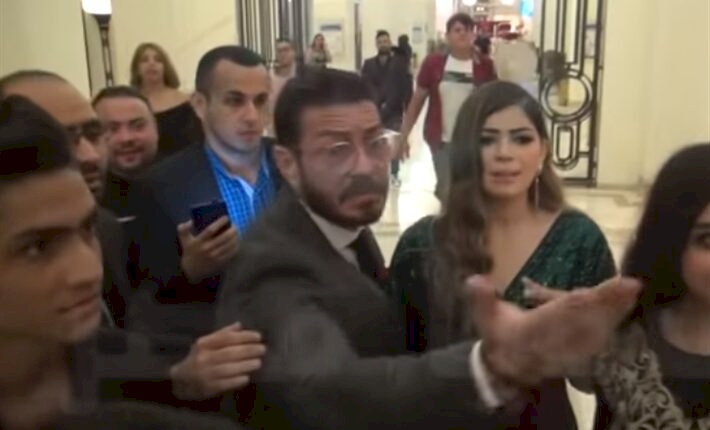 شاهد: معجب يتحرش بابنة الفنان المصري أحمد زاهر ويثير جنونه: بلاش التلزيق ده عيب كدة !