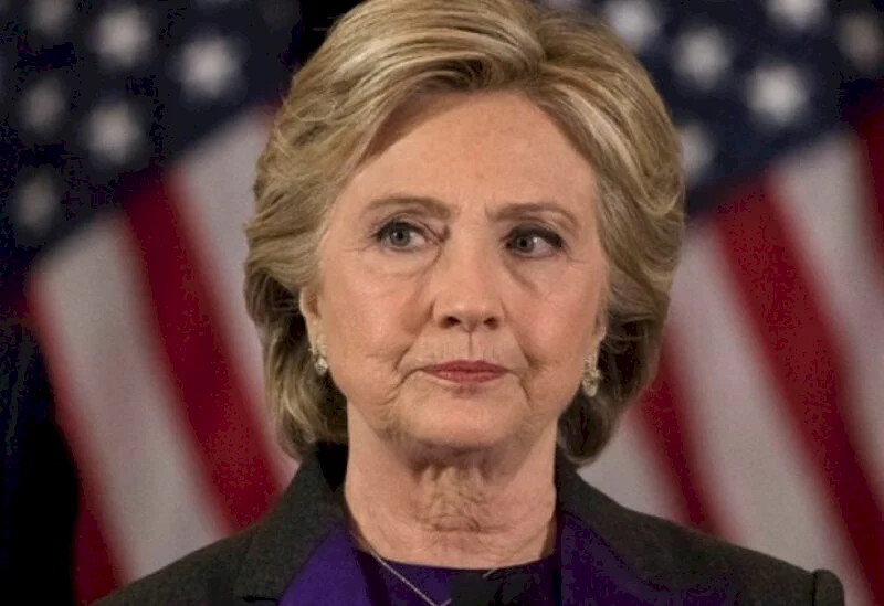 كلينتون تدلي بشهادتها حول جرائم إبستين: «لا أتذكر لقاءه»