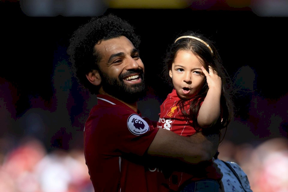 صورة: محمد صلاح يحتفل بعيد ميلاد ابنته بزي تنكري