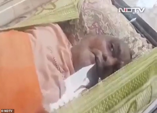 فيديو| لحظة عودة “ميت” إلى الحياة بعد 20 ساعة من وفاته
