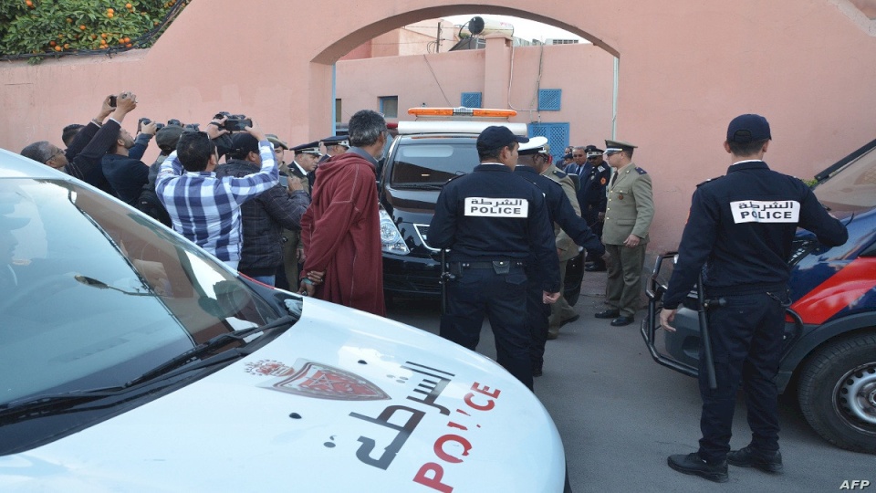 مغربي يحتجز زوجته بالقوة ويغتصبها برفقة أصدقائه ويحلق شعرها