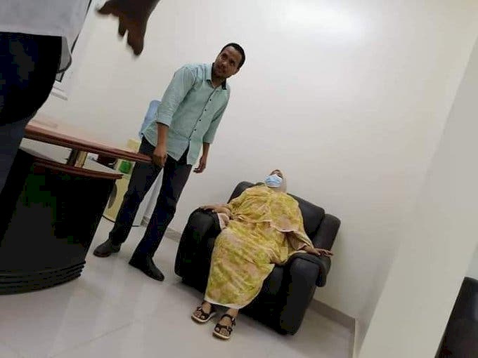 ممددة داخل سيارة.. صور زوجة البشير تثير ضجة سودانية