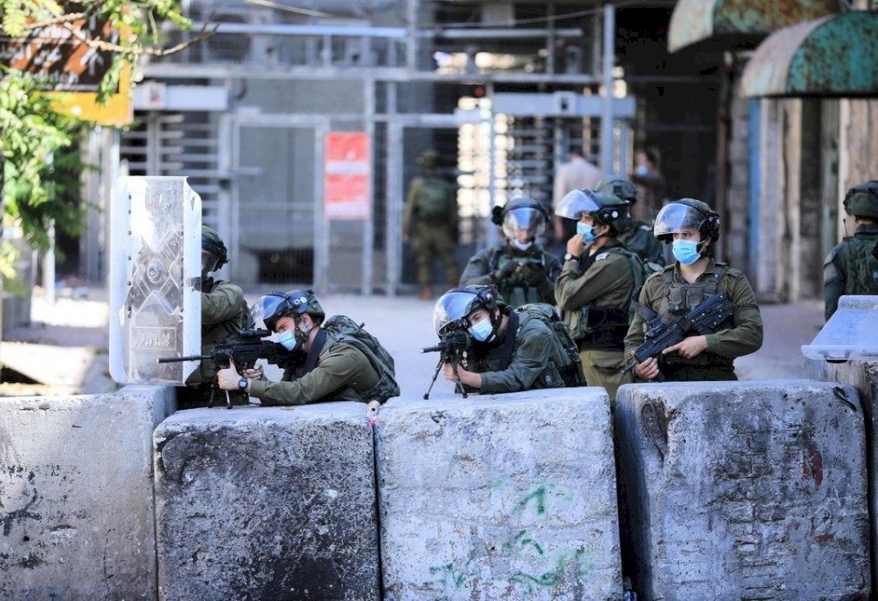 إصابة طفل وشاب برصاص الاحتلال في الخليل