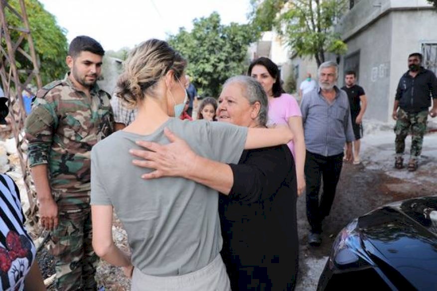 "بكاء وعناق"... أسماء الأسد بين المواطنين في ريف اللاذقية