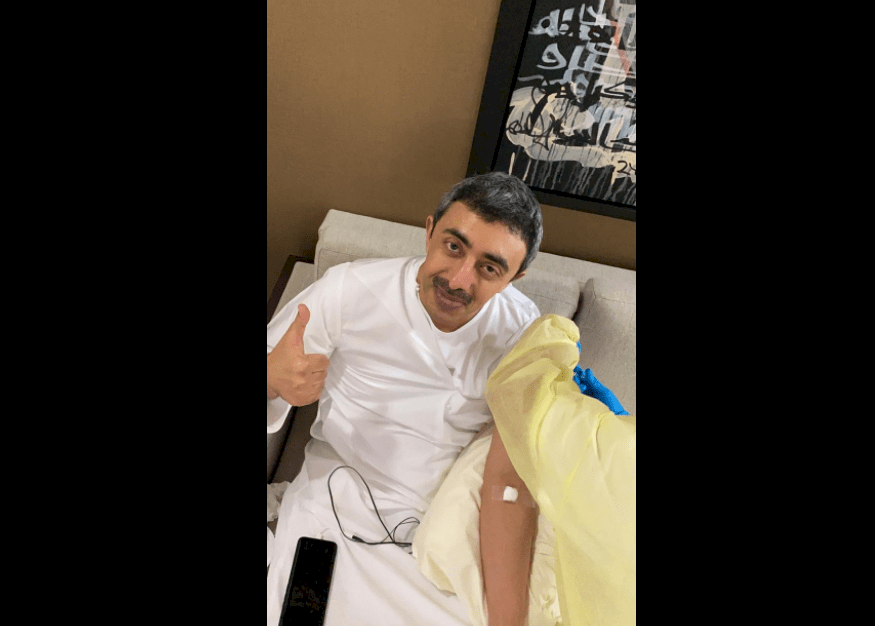 عبد الله بن زايد يتلقى لقاح كورونا تمهيدا لتعميمه في الإمارات