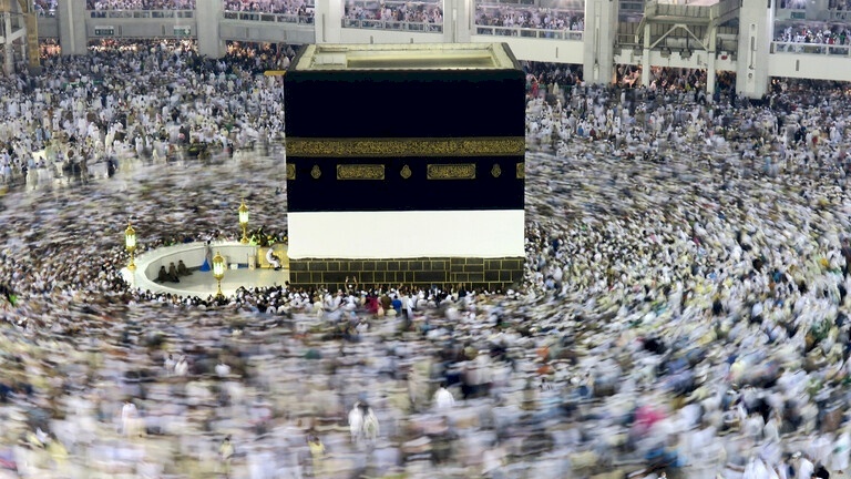 شاهد بالفيديو: في مشهد نادر.. امرأة تطوف وحيدة حول الكعبة