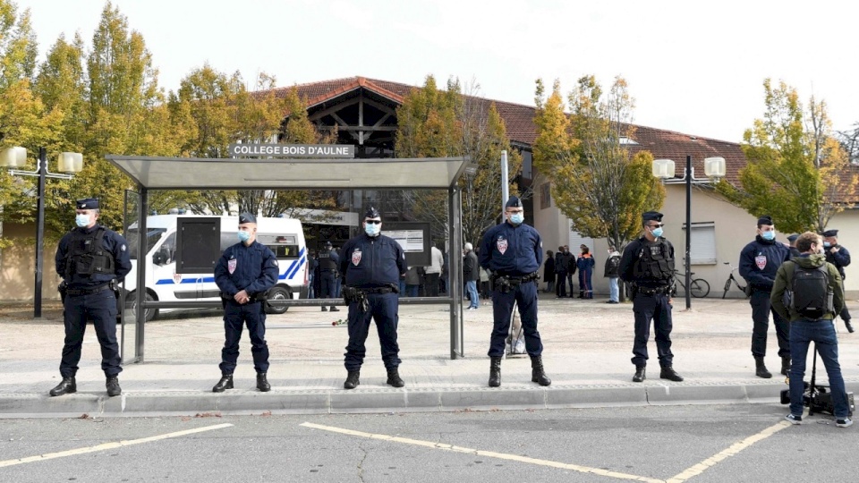 فرنسا تكشف مزيداً من التفاصيل بشأن حادثة ذبح مدرس تاريخ
