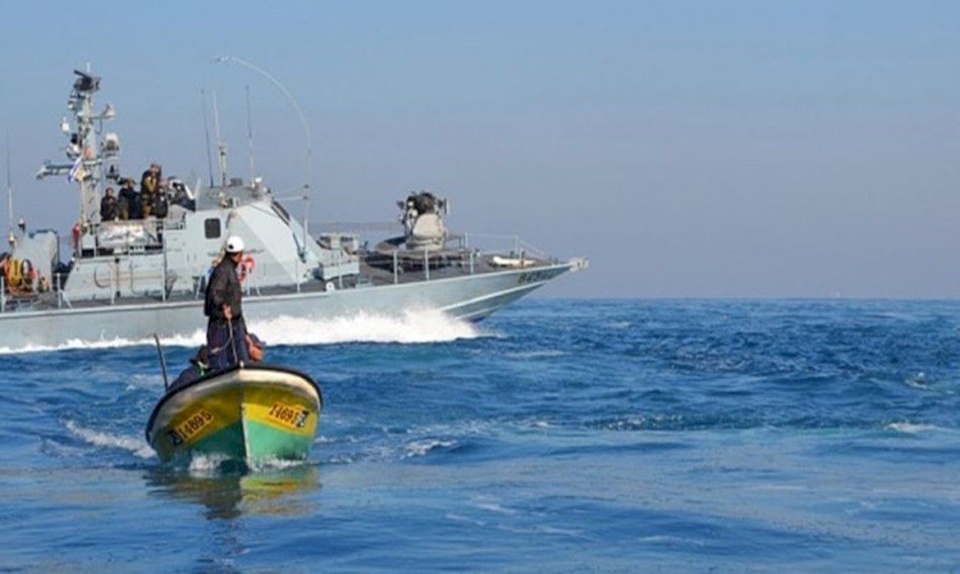 الاحتلال يعتقل صيادين قبالة سواحل شمال قطاع غزة