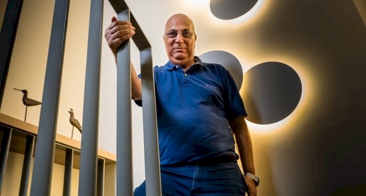 صورة: في ذكراها .. منسق صفقة "شاليط" يتظاهر ضد نتنياهو