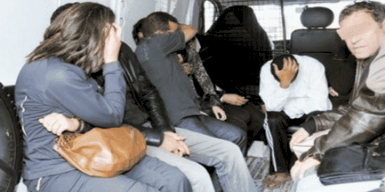 فضيحة جديدة في مصر: القبض على شبان وفتيات أثناء ممارسة جنس جماعي داخل سيارة