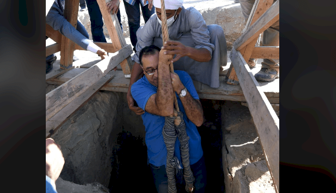 لهذا السبب.. رئيس الوزراء المصري يتدلى بحبل داخل بئر