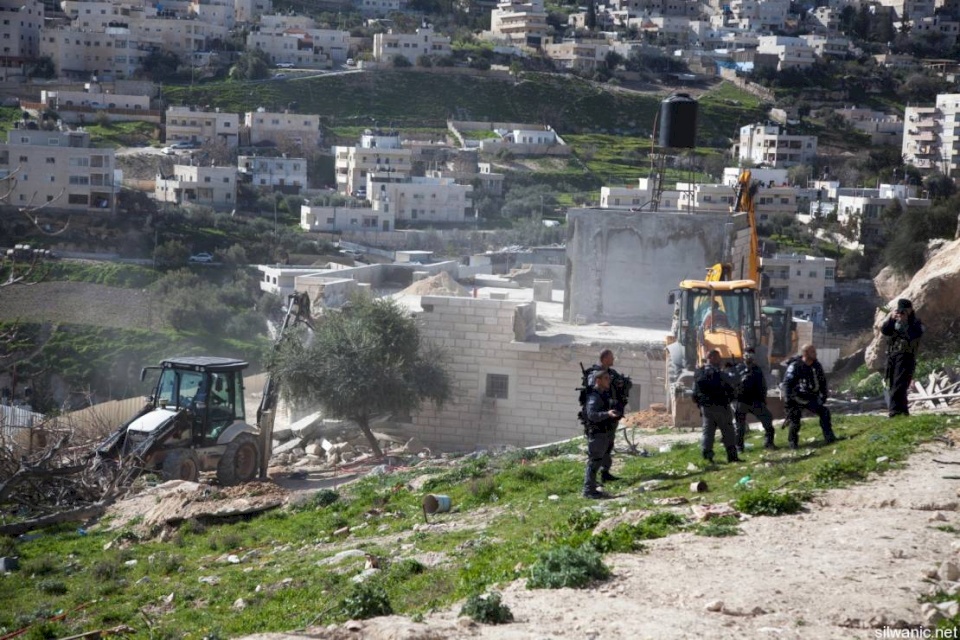 الاحتلال يخطر 63 منشأة في الأغوار بالهدم ووقف البناء 