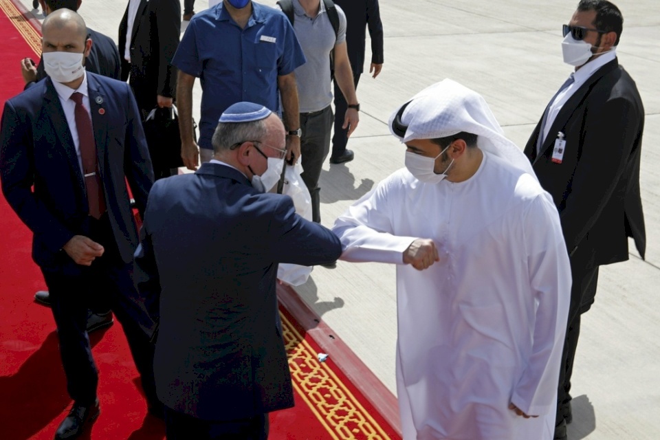 رسمياً.. الإمارات ستمول تحديث الحواجز الإسرائيلية!