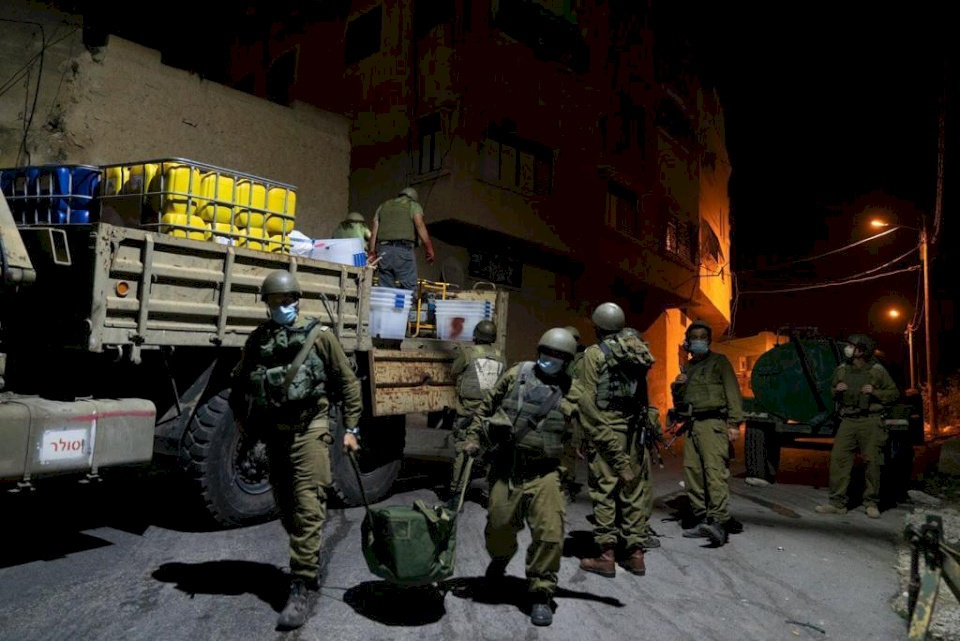 الاحتلال يغلق غرفة الأسير نظمي أبو بكر بالإسمنت المسلح