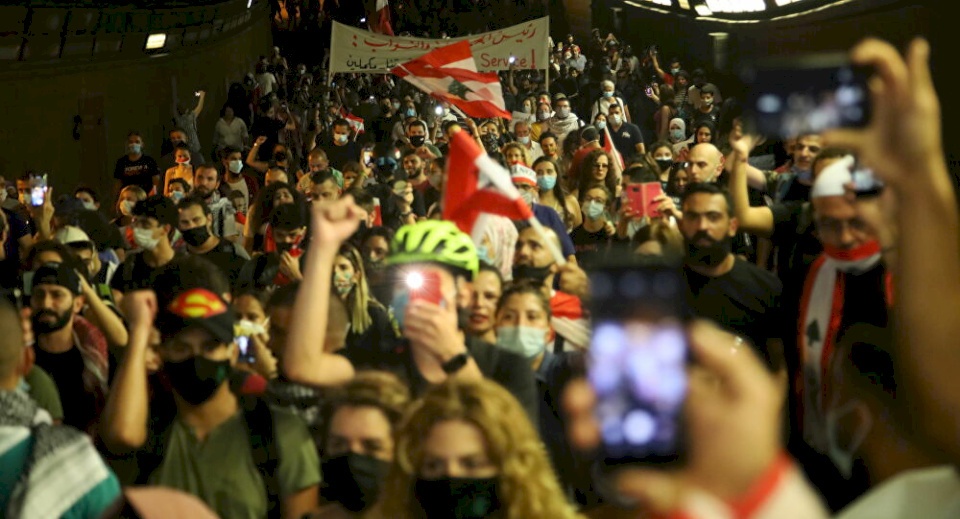 بالفيديو.. اقتحام حفل عيد ميلاد زوجة مدير مصرف لبناني