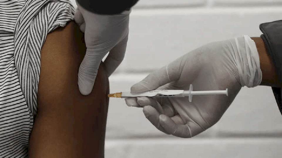 هل تستمر تجارب لقاح كورونا بعد موت متطوع برازيلي؟