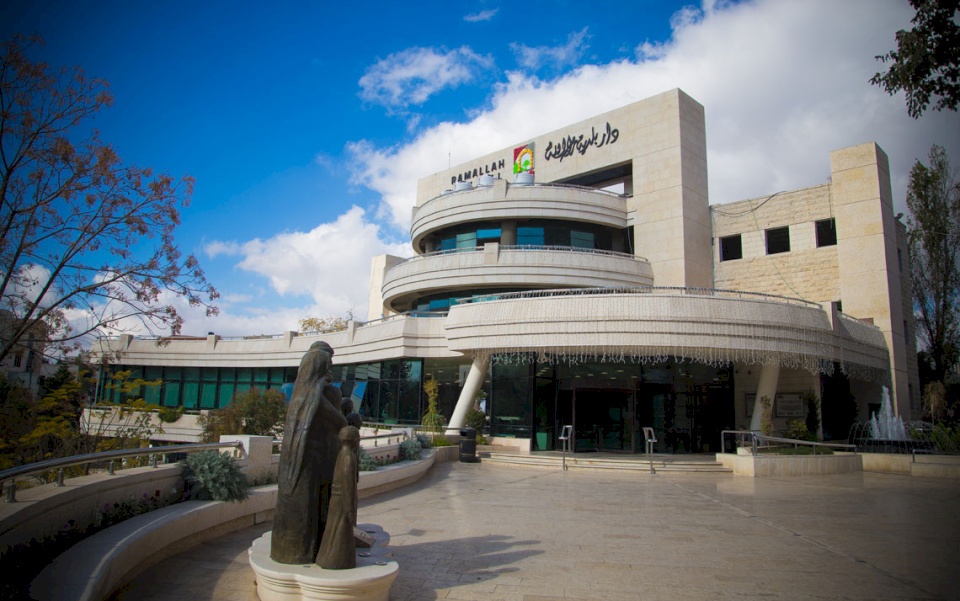 بلدية رام الله تزيل مخالفة بشارع الطيرة وترفض محاولة إثارة نعرات طائفية