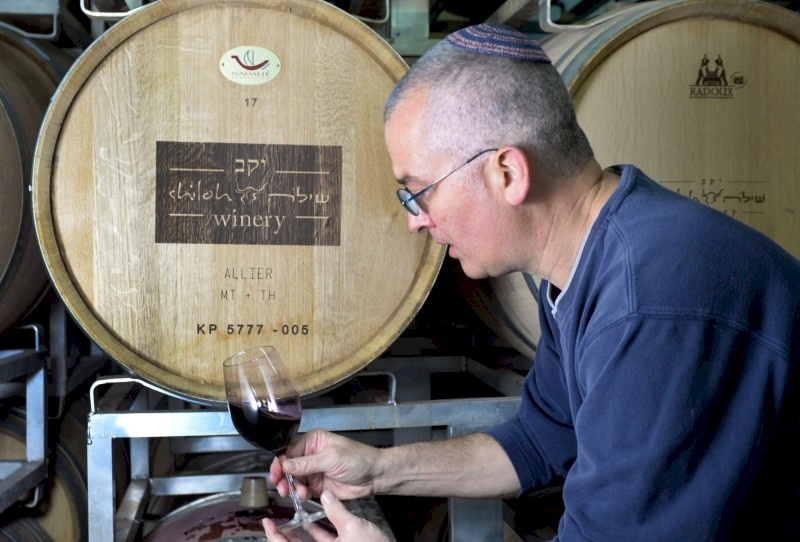 العالم يقاطع نبيذ المستوطنات والإمارات تشتريه!