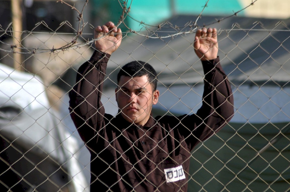 إسرائيل تستأنف ملاحقة البنوك لمنع صرف رواتب الأسرى